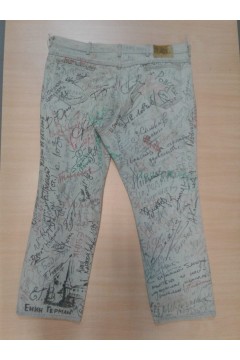 Эксклюзивные джинсы с автографами 1000 звезд-foto3
